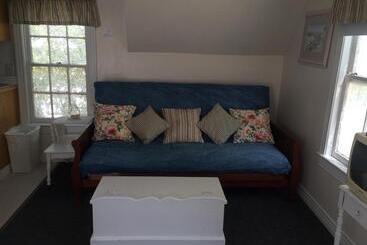 هتل Angie's Guest Cottage