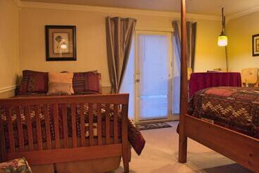 هتل Black Bear Manor