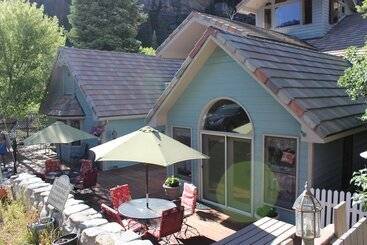 هتل Black Bear Manor