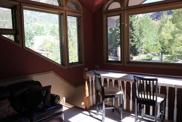 هتل Black Bear Manor