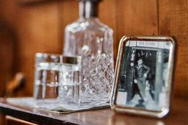 هتل Crew S Quarters Boarding House   Caters To Men