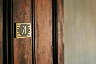 Hôtel Crew S Quarters Boarding House   Caters To Men