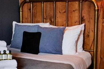 هتل Crew S Quarters Boarding House   Caters To Men