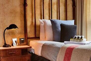 هتل Crew S Quarters Boarding House   Caters To Men