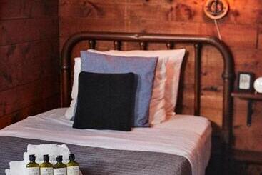 هتل Crew S Quarters Boarding House   Caters To Men