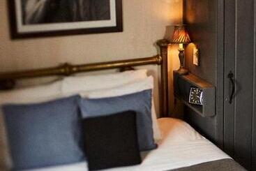 هتل Crew S Quarters Boarding House   Caters To Men