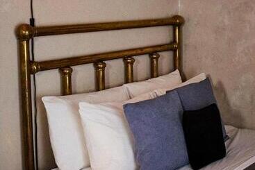 Hôtel Crew S Quarters Boarding House   Caters To Men