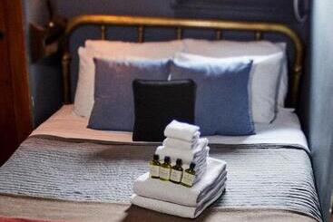 هتل Crew S Quarters Boarding House   Caters To Men