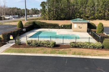 בית מלון כפרי Days Inn By Wyndham Cape Carteret