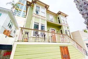 هتل International Travelers House Adventure Hostel