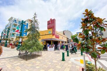 هتل International Travelers House Adventure Hostel