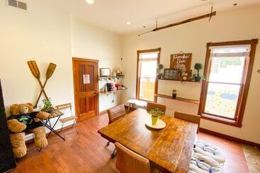 هتل International Travelers House Adventure Hostel