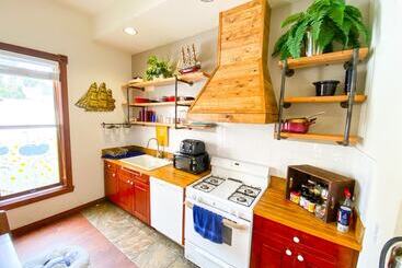 هتل International Travelers House Adventure Hostel