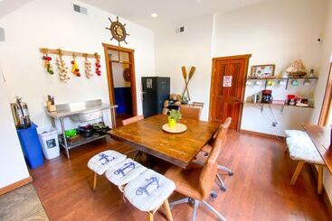 هتل International Travelers House Adventure Hostel