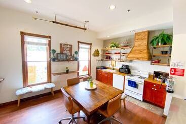 هتل International Travelers House Adventure Hostel