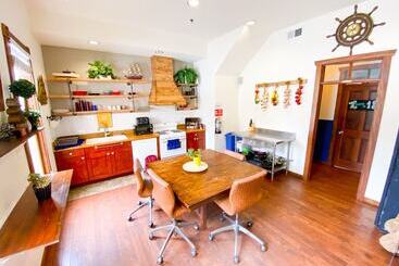 هتل International Travelers House Adventure Hostel