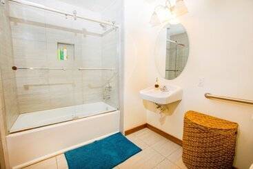 هتل International Travelers House Adventure Hostel