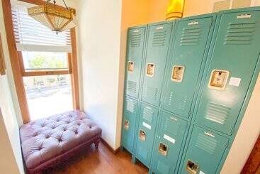 هتل International Travelers House Adventure Hostel