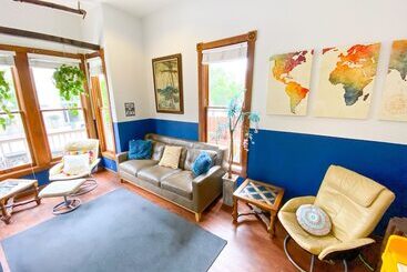هتل International Travelers House Adventure Hostel