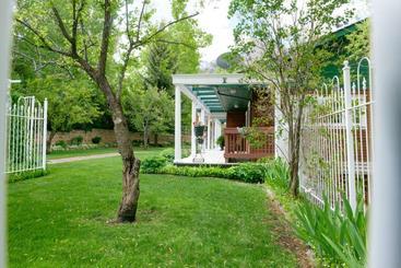هتل Secret Garden Bed And Breakfast