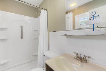 هتل The Beaches Guest Rooms And Cottages