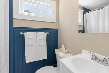 هتل The Beaches Guest Rooms And Cottages