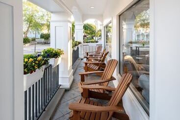 هتل The Whaler's Inn