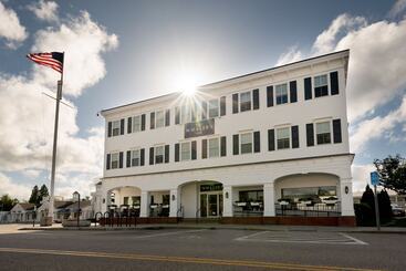 هتل The Whaler's Inn