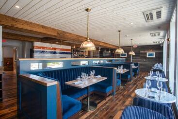 هتل The Whaler's Inn