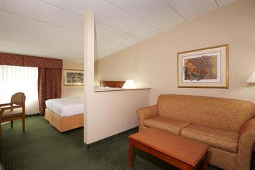 هتل White River Inn & Suites