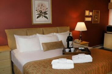 The River's Edge Motel Lodge & Resort