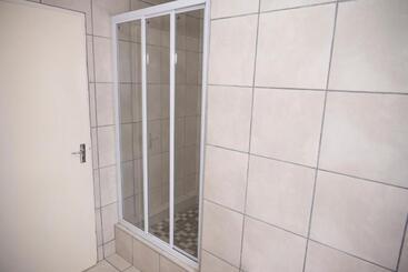تختخواب و صبحانه Faces Guesthouse La Provance