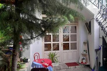 تختخواب و صبحانه Adem S Cozy Terrace Retreat