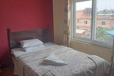 هتل Holiday Inn And Gypsy Cafe