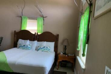 هتل Rolles Place Cabanas