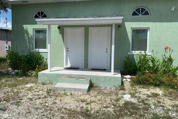 هتل Rolles Place Cabanas