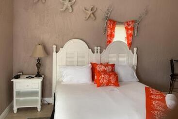 هتل Rolles Place Cabanas