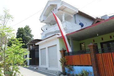 فندق Spot On 93189 Rumah Berkah Syariah