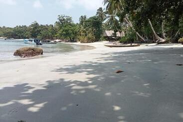 הוסטל Kutnalek Surf Camp Siberut Mentawai Surfing Barrels