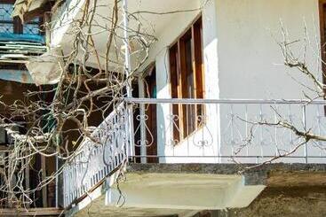 تختخواب و صبحانه Aarya Homes