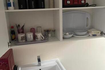 تختخواب و صبحانه Self Contained Room, En Suite With Separate Lockable Front Door, Located In An Exclusive Area