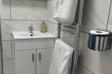 تختخواب و صبحانه Self Contained Room, En Suite With Separate Lockable Front Door, Located In An Exclusive Area