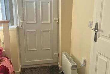 تختخواب و صبحانه Self Contained Room, En Suite With Separate Lockable Front Door, Located In An Exclusive Area