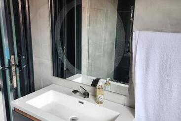 تختخواب و صبحانه The Residence Villa