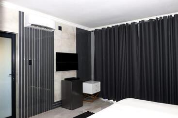 تختخواب و صبحانه The Residence Villa