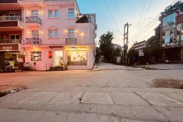 Отель The White House Haridwar