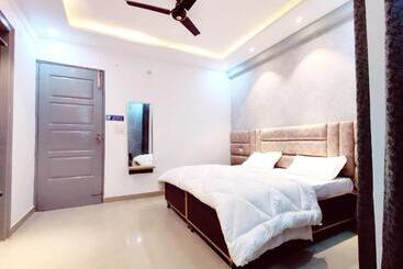 هتل The Barak S Residency Lpu Main Gate Special For Parents, Students, Couples, Corporate