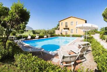 Isa Il Casale Di Donoratico, Residence With Swimming Pool