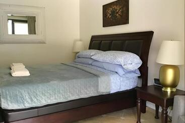 پانسیون The Hideaway Vacation Condos