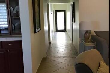 پانسیون The Hideaway Vacation Condos